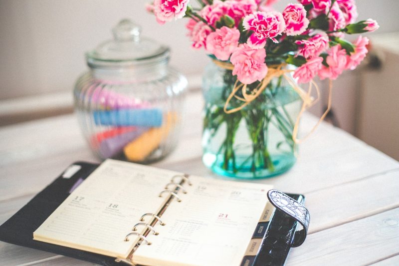 THE SIMPLE WAY TO PLAN YOUR SCHEDULE SO YOU DON'T FEEL SO STRESSED OUT